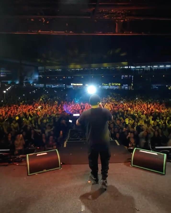 Sorriso Marotoのインスタグラム：「Ver esse mar de gente cantando todas em uma só voz foi lindo de demais, obrigado São Paulo! ♥️  Vocês fizeram nossa primeira vez no @ctnsp ser especial, saímos já querendo voltar. Pode? 😜  Até a próxima turma, hoje a gente se vê em São Carlos-SP no @oasiseventossc. Bora! 🔥」