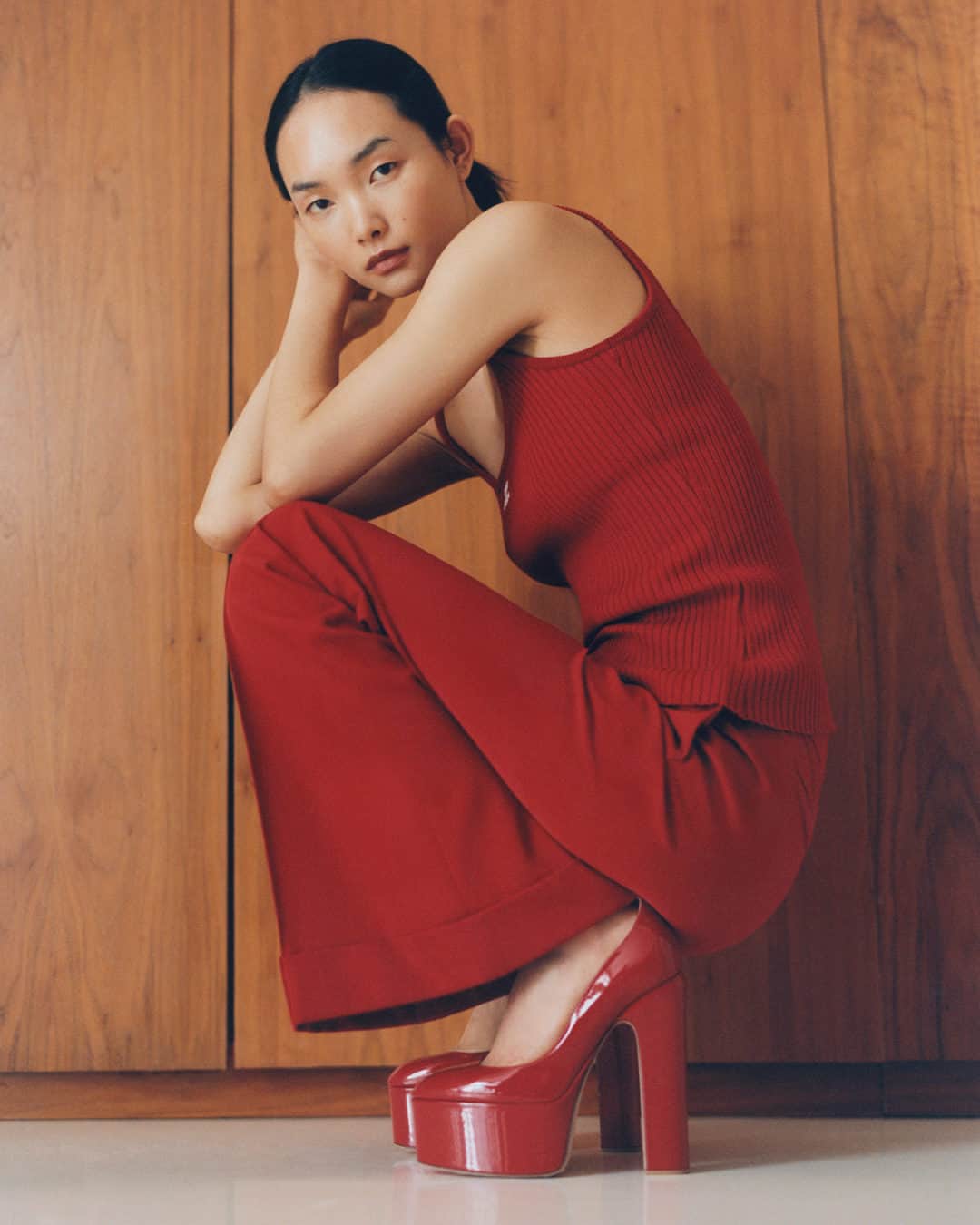 ネッタポルテのインスタグラム：「RED ALERT: Go for bold in tonal separates that pack a punch. ❤️  Tap the link in bio to shop at #NETAPORTER.」