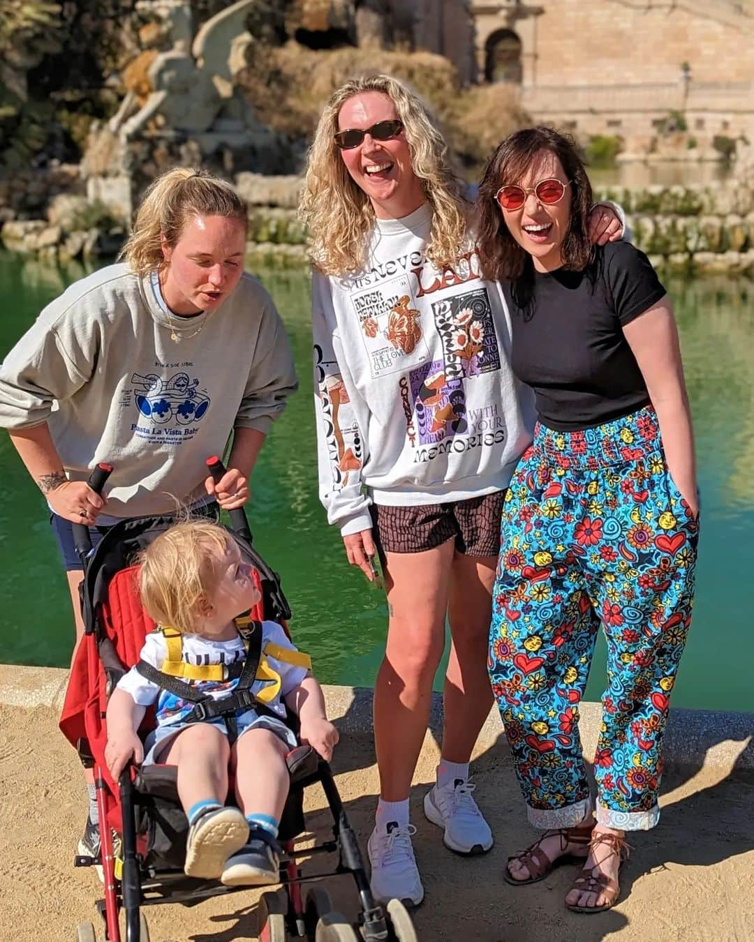 Rose Dixさんのインスタグラム写真 - (Rose DixInstagram)「Holiday dump! 🌞🦜🌊  1. Still got it 2. Ziggy vibing high 3. My girls 💞 4. Coordinating with my pram 5. Happy lad」4月22日 4時02分 - roseellendix