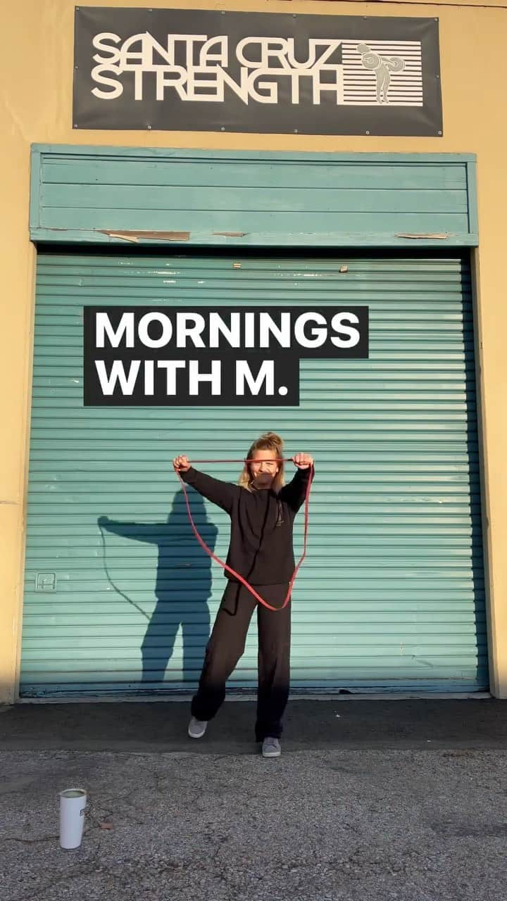 モーガン・キングのインスタグラム：「5 Banded Warm Up Exercise in under 5 mins.  Warming up the body is integral to having a proper session.  My clients and small group classes do three things every time we work together.  * Warm * Activate * Strengthen  The idea is to train the body to be  functional, mobile and strong.  Band Exercises: + Squat and Press + Pull Aparts + Side Walks + Hamstring/Ankle Mob + Standing Row  I recommend 1-2 rounds with 6-8 reps  Hope this helps!  〽️  #warmupexercises #workout #morningswithmorg #strengthtraining #tpl #letsbegreat #santacruz」