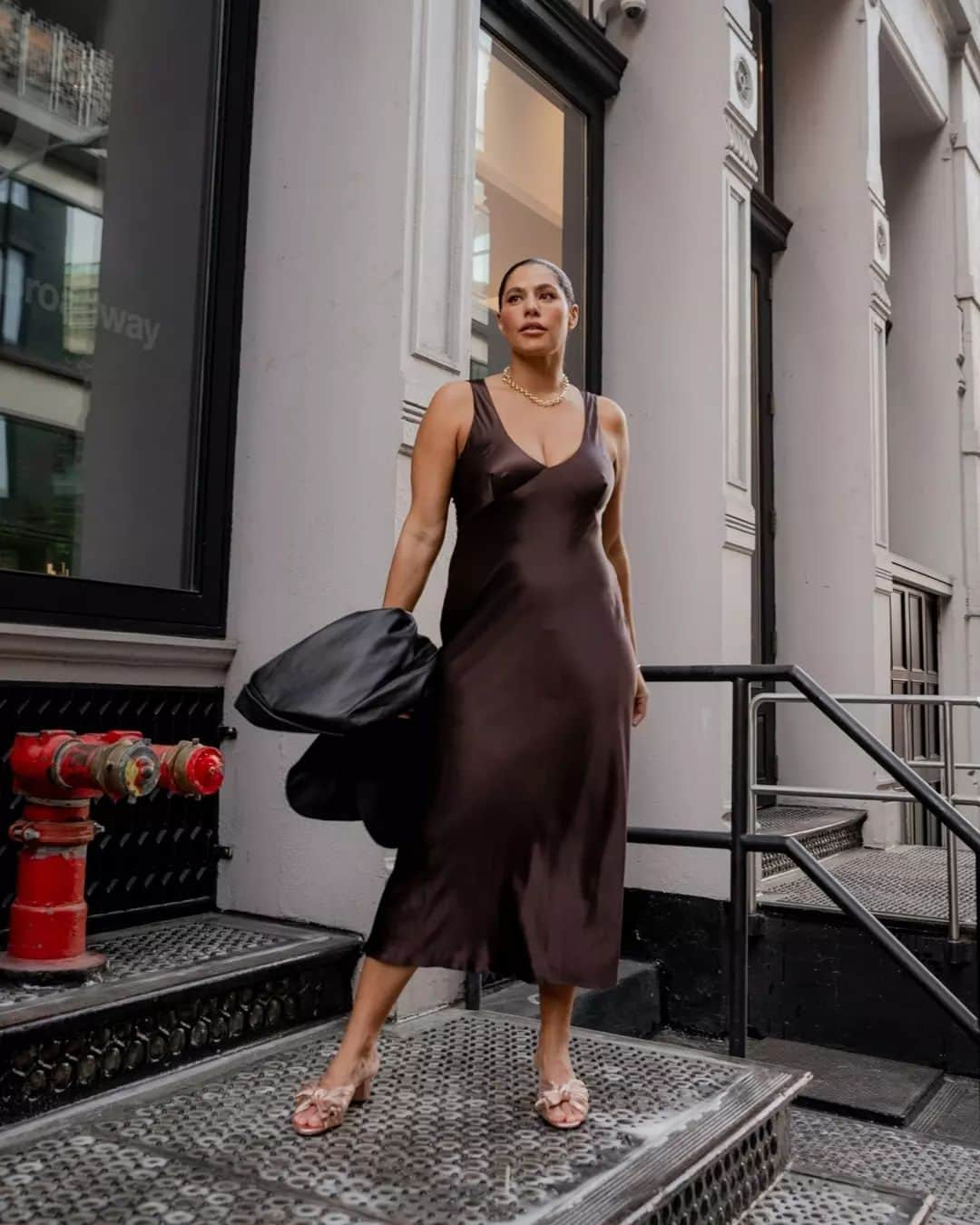 サスアンドバイドのインスタグラム：「AS SEEN ON | @jessicavanderleahy perfects her NY look in our most-wanted silk and leather wardrobe heroes. A timeless combo for elevated ease.  Shop this look via link in our bio. #Winter23 #sassandbide」