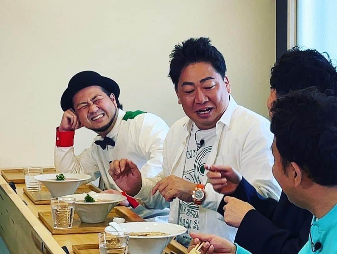 川原豪介さんのインスタグラム写真 - (川原豪介Instagram)「テレQ新番組 ｢たくなる｣ いよいよ本日18時55分からでーす。  皆さんが𓏸𓏸したくなる 福岡のお得情報盛りだくさん!!!  初回の2時間SPはA.B.C-Zの河合さん五関さんや山之内すずさんなど豪華ゲストが続々登場しまーす！  僕らはパラシュート部隊さんとおすすめの麺料理を紹介してます。 誰にも気づかれなかったですが麺を食べてるおじさんのTシャツを着ていきました。是非そこら辺もチェックして下さい🍜　めんっ！  そしてTVerでの見逃し配信も決定 放送翌日の日曜よる9時から1週間の予定です 是非是非見て下さーい😁ぬんっ！ #パラシュート部隊 #ブルーリバー  #中上真亜子 #小雪  #河合郁人さん #五関晃一さん #abcz  #山之内すずさん #光ママ  #たくなる #テレq」4月22日 15時07分 - blueriver_kawa