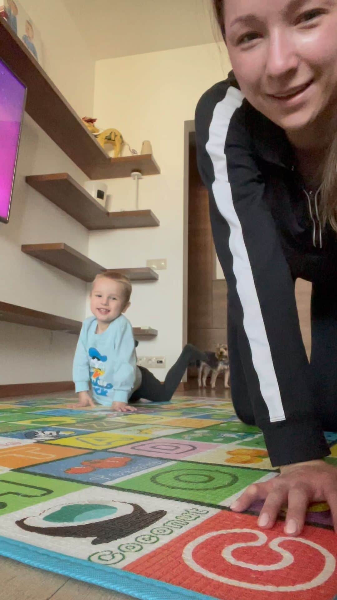 ビクトリア・マズールのインスタグラム：「🏃🏽‍♀️🤸🏽‍♂️🧘🏽‍♀️ #likeasport」
