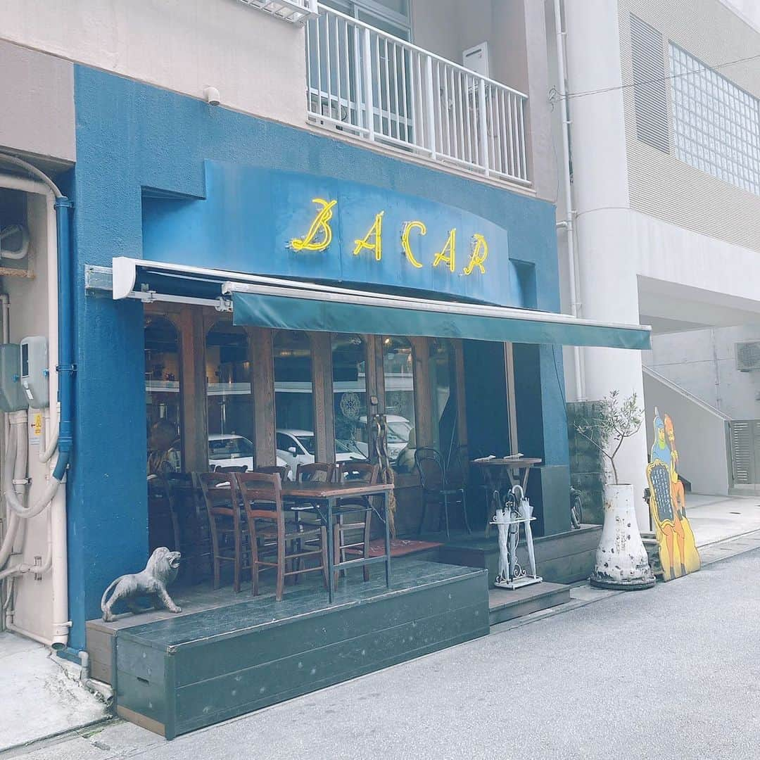 aiaiのインスタグラム：「BACAR OKINAWA  1ヶ月前から連絡しないと 予約できないらしい人気店  久茂地の繁華街に佇む ピッツェリア 【BACAR OKINAWA】  スタイリッシュな店内で 薪窯で焼き上げる 本格ナポリピッツァを味わえます。  イタリア産ワインもありました。  食べたもの全て 美味しかった✨ また行きたいお店  @bacarokinawa   #沖縄 #沖縄旅行 #沖縄グルメ #那覇  #那覇グルメ #那覇市 #イタリアン #イタリアンレストラン」