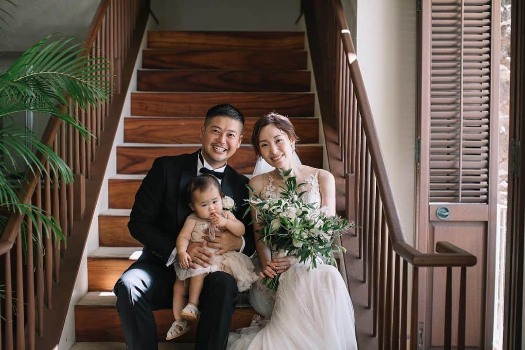RealWeddingsさんのインスタグラム写真 - (RealWeddingsInstagram)「お支度が整ったらホテル内撮影をかわいいお子さまと一緒に♡  ****************  Real  Weddingsではお子様と一緒にハワイウェディングやフォトツアーもご案内させていただきます。ぜひお気軽にご相談下さいませ。 ⁡ Planning:@realweddings_hawaii Photo:@visionarijapan @tacophotohi  Hair&Make: @bilino_naoko @bilino_hairmake  Florist:@flowerflowerhawaii ⁡ #ハワイ挙式#ハワイウェディング#ハワイウェディングプランナー#ハワイ結婚式#プレ花嫁#ハワイフォトウェディング#ハワイ前撮り#花嫁準備＃2023ハワイ婚 #2023秋婚プレ花嫁さんと繋がりたい #少人数婚#お子様と一緒にウェディング #リアルウエディングス#ハレクラニウエディング #hawaii#instaphoto#hawaiiwedding#hawaiiweddingplanner#halekukaniwedding #realweddings_hawaii」4月22日 13時38分 - realweddings_hawaii