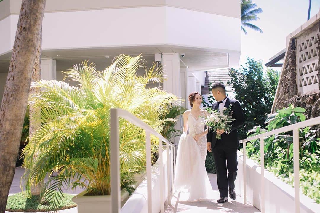 RealWeddingsさんのインスタグラム写真 - (RealWeddingsInstagram)「お支度が整ったらホテル内撮影をかわいいお子さまと一緒に♡  ****************  Real  Weddingsではお子様と一緒にハワイウェディングやフォトツアーもご案内させていただきます。ぜひお気軽にご相談下さいませ。 ⁡ Planning:@realweddings_hawaii Photo:@visionarijapan @tacophotohi  Hair&Make: @bilino_naoko @bilino_hairmake  Florist:@flowerflowerhawaii ⁡ #ハワイ挙式#ハワイウェディング#ハワイウェディングプランナー#ハワイ結婚式#プレ花嫁#ハワイフォトウェディング#ハワイ前撮り#花嫁準備＃2023ハワイ婚 #2023秋婚プレ花嫁さんと繋がりたい #少人数婚#お子様と一緒にウェディング #リアルウエディングス#ハレクラニウエディング #hawaii#instaphoto#hawaiiwedding#hawaiiweddingplanner#halekukaniwedding #realweddings_hawaii」4月22日 13時38分 - realweddings_hawaii
