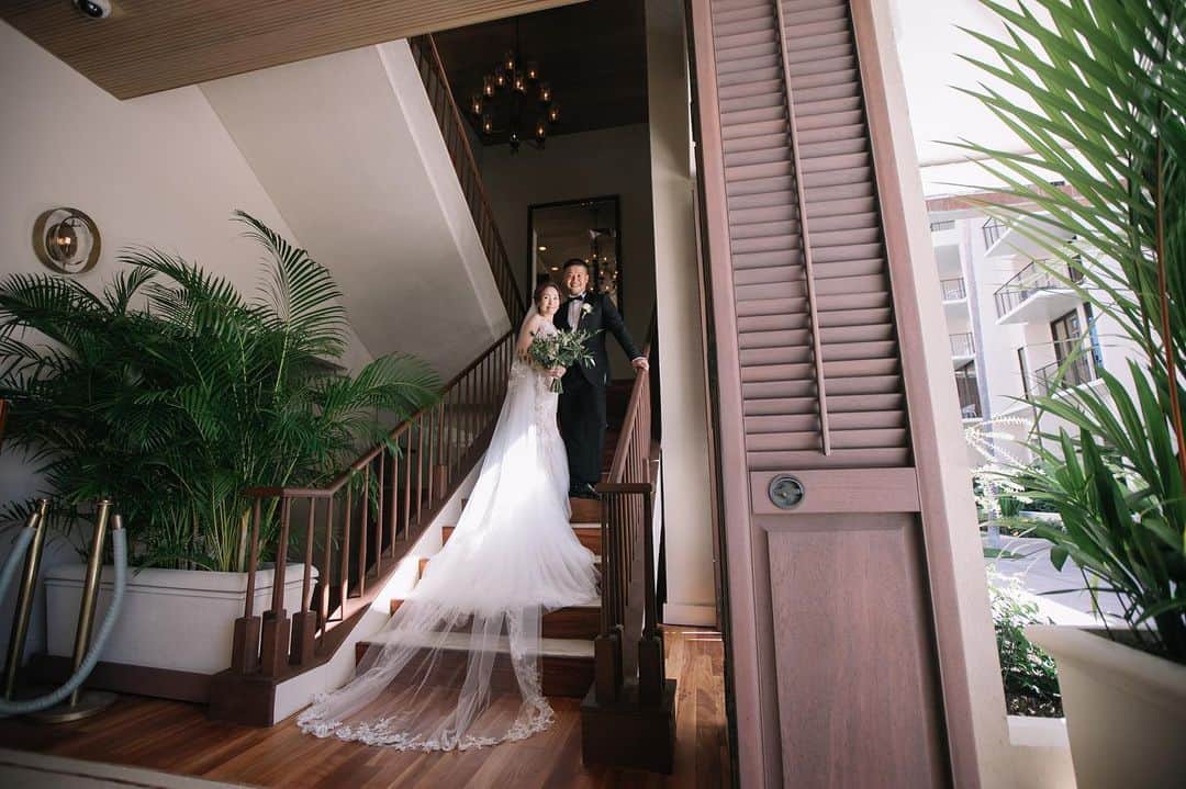 RealWeddingsさんのインスタグラム写真 - (RealWeddingsInstagram)「お支度が整ったらホテル内撮影をかわいいお子さまと一緒に♡  ****************  Real  Weddingsではお子様と一緒にハワイウェディングやフォトツアーもご案内させていただきます。ぜひお気軽にご相談下さいませ。 ⁡ Planning:@realweddings_hawaii Photo:@visionarijapan @tacophotohi  Hair&Make: @bilino_naoko @bilino_hairmake  Florist:@flowerflowerhawaii ⁡ #ハワイ挙式#ハワイウェディング#ハワイウェディングプランナー#ハワイ結婚式#プレ花嫁#ハワイフォトウェディング#ハワイ前撮り#花嫁準備＃2023ハワイ婚 #2023秋婚プレ花嫁さんと繋がりたい #少人数婚#お子様と一緒にウェディング #リアルウエディングス#ハレクラニウエディング #hawaii#instaphoto#hawaiiwedding#hawaiiweddingplanner#halekukaniwedding #realweddings_hawaii」4月22日 13時38分 - realweddings_hawaii
