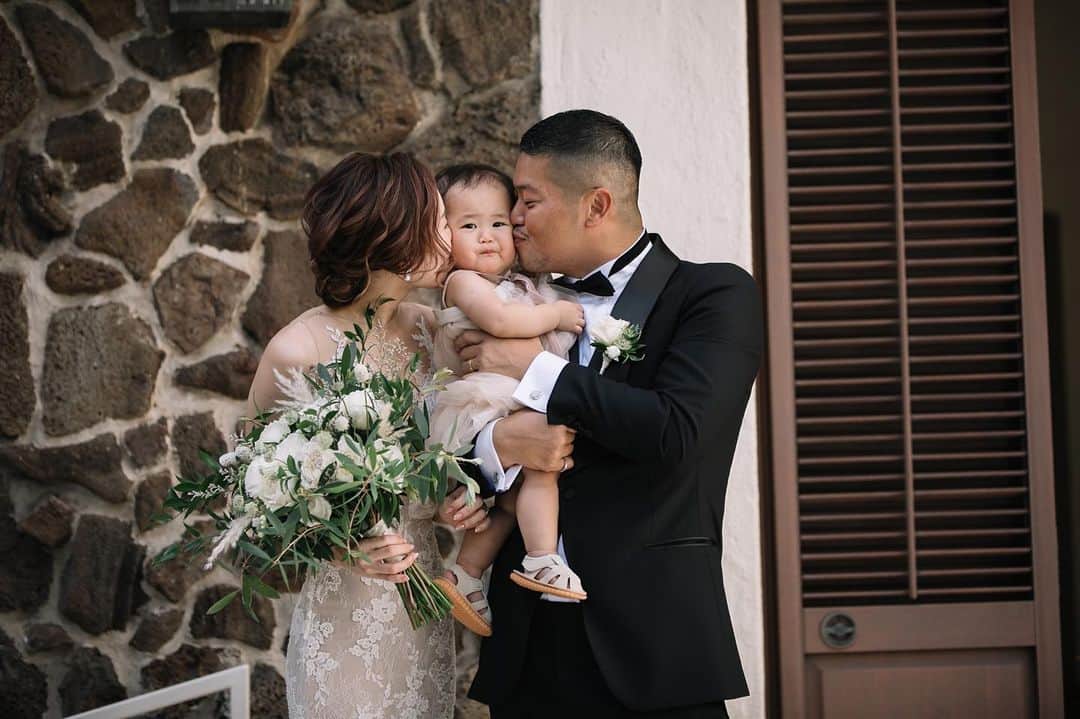 RealWeddingsのインスタグラム：「お支度が整ったらホテル内撮影をかわいいお子さまと一緒に♡  ****************  Real  Weddingsではお子様と一緒にハワイウェディングやフォトツアーもご案内させていただきます。ぜひお気軽にご相談下さいませ。 ⁡ Planning:@realweddings_hawaii Photo:@visionarijapan @tacophotohi  Hair&Make: @bilino_naoko @bilino_hairmake  Florist:@flowerflowerhawaii ⁡ #ハワイ挙式#ハワイウェディング#ハワイウェディングプランナー#ハワイ結婚式#プレ花嫁#ハワイフォトウェディング#ハワイ前撮り#花嫁準備＃2023ハワイ婚 #2023秋婚プレ花嫁さんと繋がりたい #少人数婚#お子様と一緒にウェディング #リアルウエディングス#ハレクラニウエディング #hawaii#instaphoto#hawaiiwedding#hawaiiweddingplanner#halekukaniwedding #realweddings_hawaii」