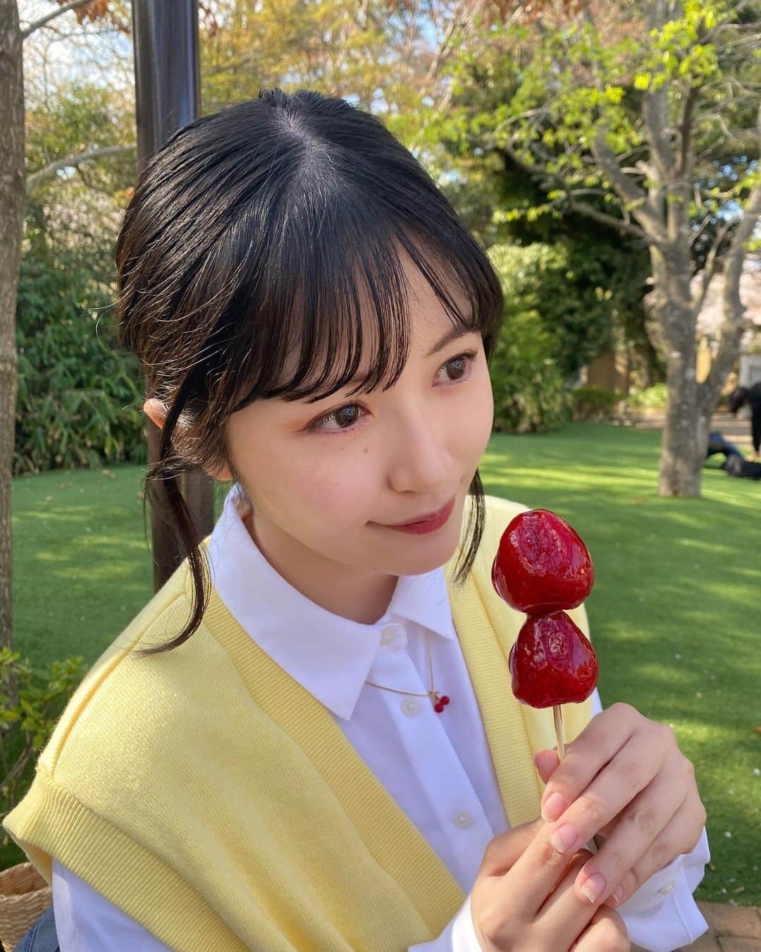 佐藤妃星さんのインスタグラム写真 - (佐藤妃星Instagram)「🍓🍭💛  いちごあめ！  #akb48 #佐藤妃星 #00 #お花見 #いちごあめ #いちご飴 #🍓 #🍭 #🍬」4月22日 13時50分 - 8iikiichan