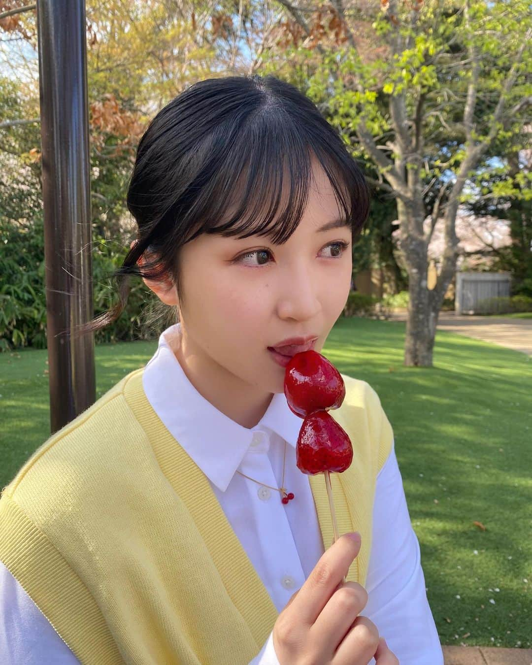 佐藤妃星さんのインスタグラム写真 - (佐藤妃星Instagram)「🍓🍭💛  いちごあめ！  #akb48 #佐藤妃星 #00 #お花見 #いちごあめ #いちご飴 #🍓 #🍭 #🍬」4月22日 13時50分 - 8iikiichan