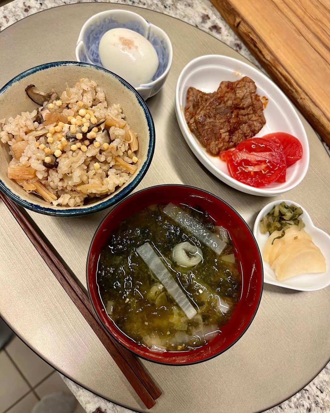 工藤静香さんのインスタグラム写真 - (工藤静香Instagram)「筍、椎茸、ホタテの炊き込みご飯✨ やはり美味しい✨✨  ぶぶあられを乗せると風味がまた美味しいです！  他　味噌漬けのお肉、アオサの味噌汁  宇宙人👽が炊き込みご飯が好きで作ったのですが、椎茸はいらないらしい。笑　なぜだ〜　笑」4月22日 13時46分 - kudo_shizuka