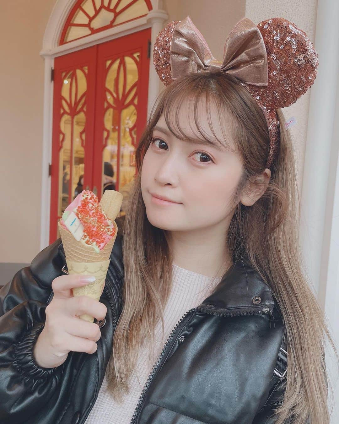 南彩夏のインスタグラム：「TDL行きたい🐭💗 ランドは本日お誕生日のズッ友家族と行った この日2021年12月が最後🥹🥹 皆さんはどちら派ですか？彩夏は…🤔  #tdl #tdr #tokyodisneyland #tokyodisneyresort」