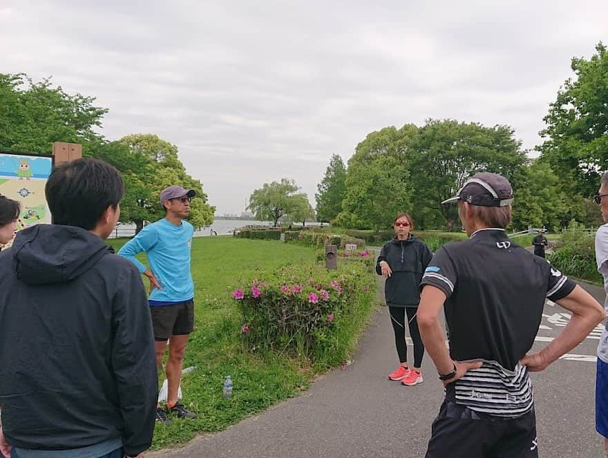 下門美春さんのインスタグラム写真 - (下門美春Instagram)「4/22(土) 本日のShimo部練習🏃‍♀️🏃 動きづくり jog4.7km 上り坂流し jog4.7km  なんかエネルギーあるなって思ったら私上り坂流ししてないや🙂笑 みなさん、お疲れさまでした！上り坂の嫌なイメージは跳ね返してプラスにしていきましょう🙆‍♀️◎ 上り坂を使うトレーニングは間違いなく良い負荷になりますし、レースでは自分の強みにもなりますのでぜひ個人でも取り入れてみてね🙆‍♀️✨ #japan #marathon #runner #running #training #マラソン #マラソン女子 #ランニング #ランニング女子 #トレーニング #はしりますたぐらむ」4月22日 13時59分 - 38shimo