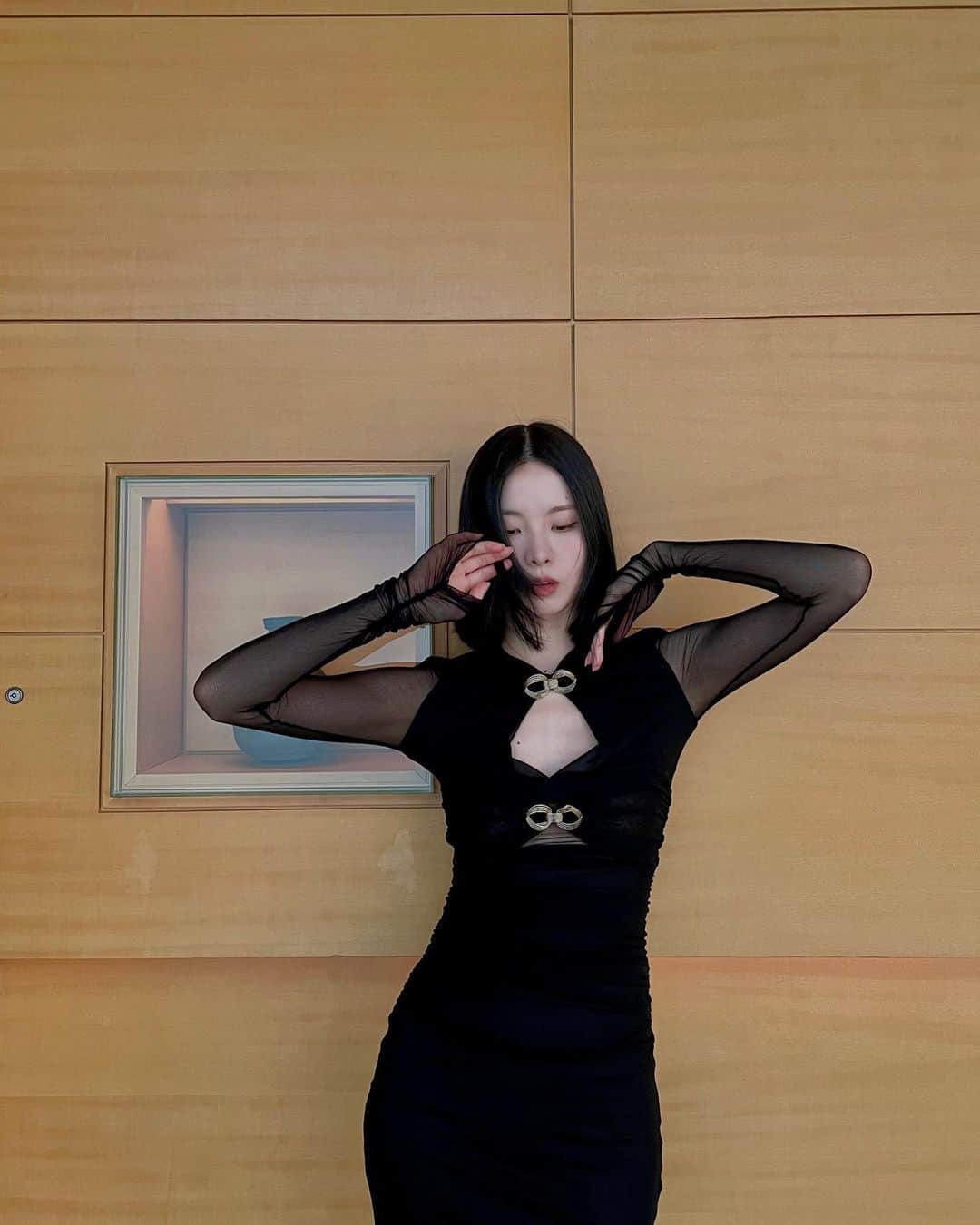 イム・キムのインスタグラム：「Thank you @farfetch for inviting me to private showroom last night🖤🍸 promo code : LMAPR  #yourCHOICEyourFARFETCH #AD」