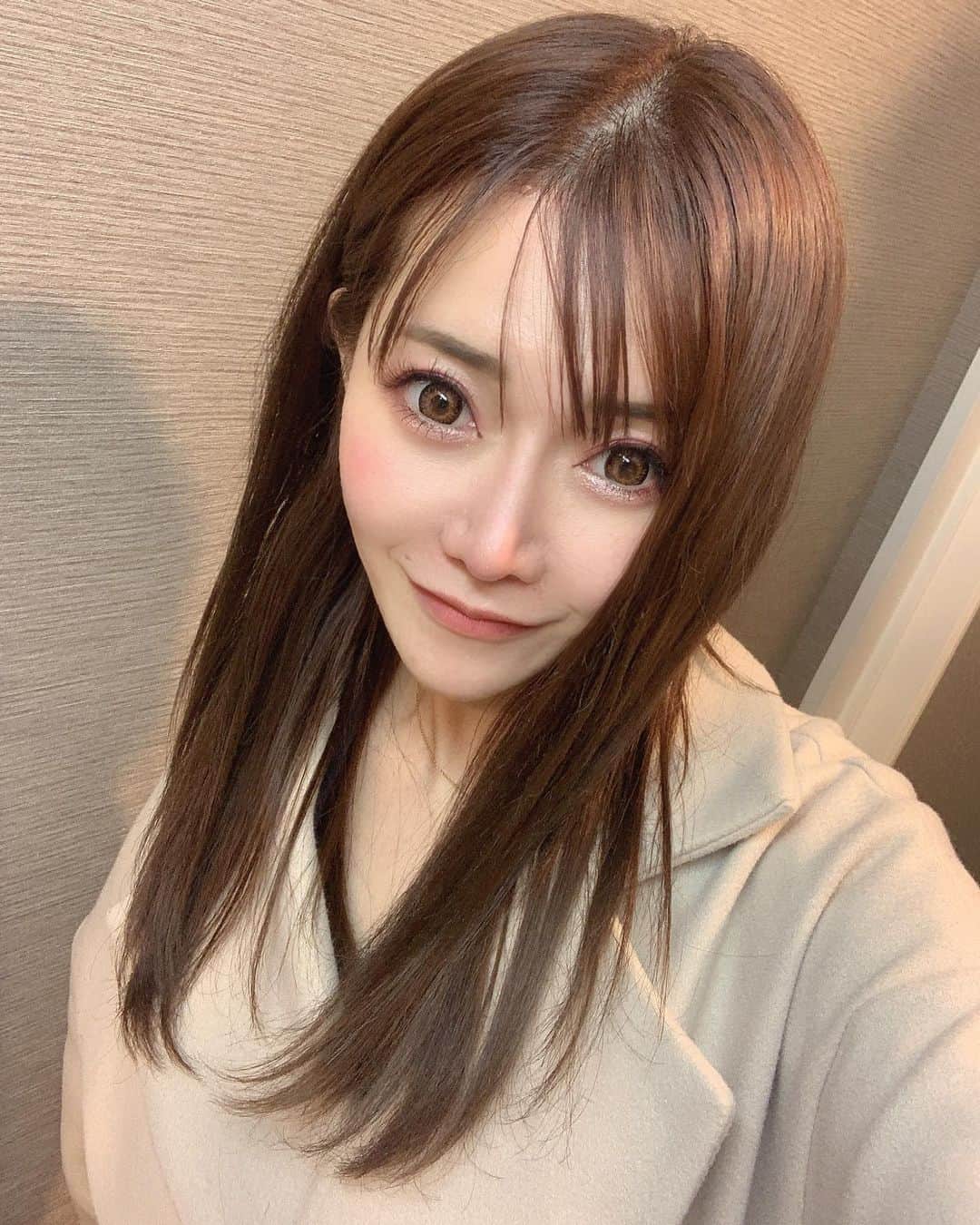 香月亜弥さんのインスタグラム写真 - (香月亜弥Instagram)「この髪色とっても気に入っている😆 今週ラストー！！飲みましょ👍💓」4月22日 14時04分 - pandj_ayakazuki