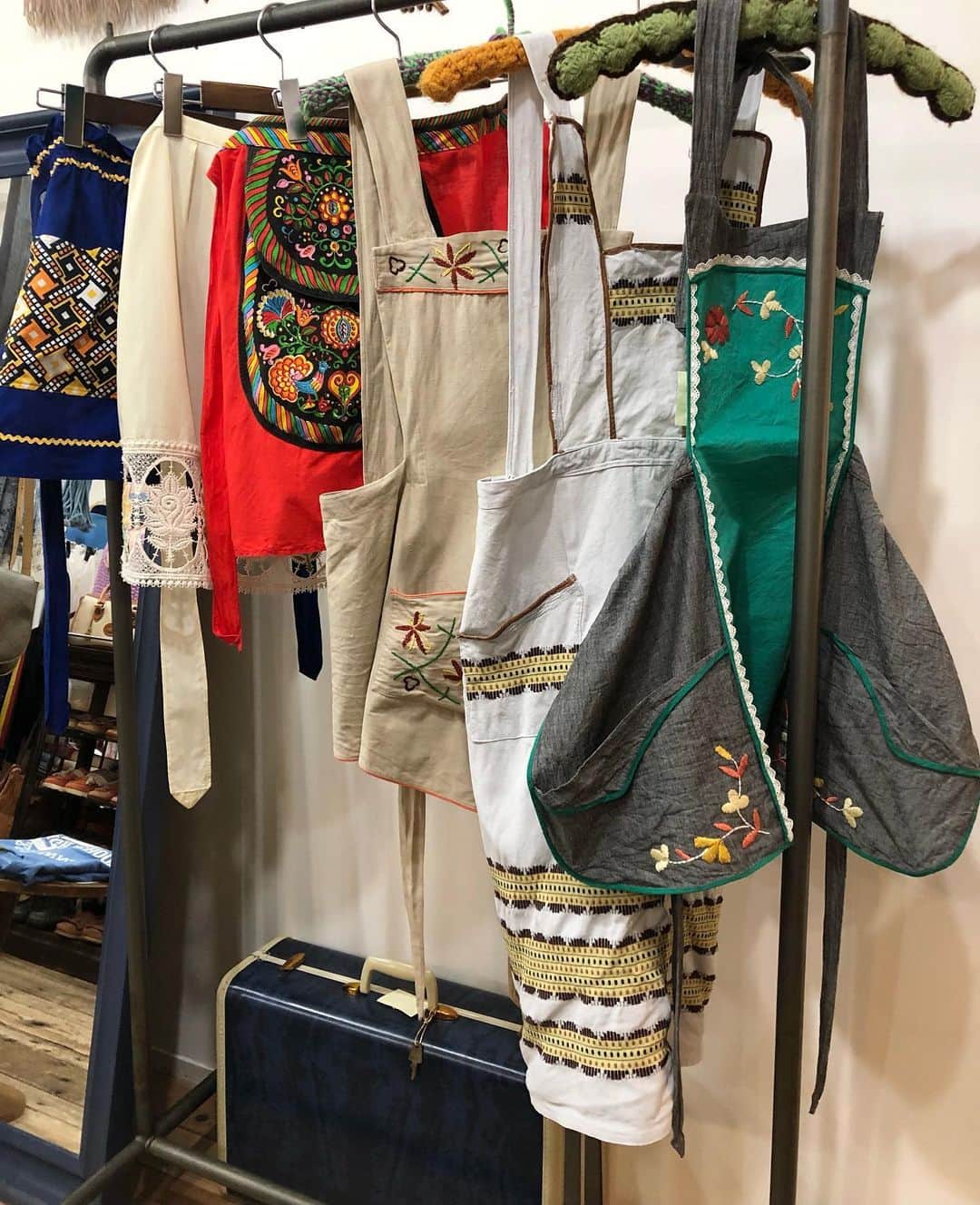 floorさんのインスタグラム写真 - (floorInstagram)「・ ・ apron入荷です☝︎✨ プラスするだけでスタイリングの アクセントになってくれます いろんな付け方楽しめます❤️ お試しくださいね〜 昨日の私も私物のエプロン♪  #大阪古着屋#南船場古着屋#フロア#南船場floor#vintageclothing  #vintageshop #vintage」4月22日 14時06分 - floor_vintage_clothing