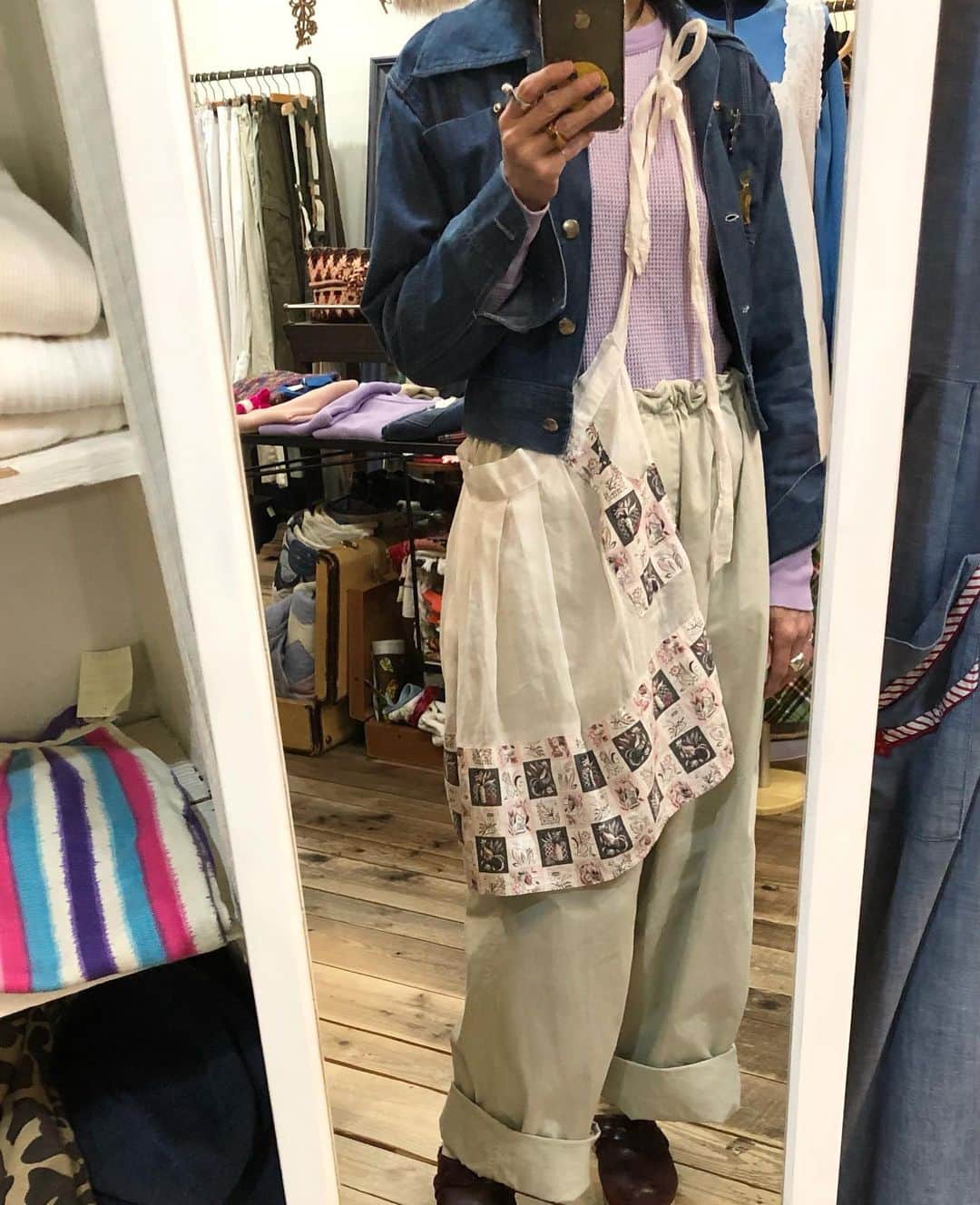 floorさんのインスタグラム写真 - (floorInstagram)「・ ・ apron入荷です☝︎✨ プラスするだけでスタイリングの アクセントになってくれます いろんな付け方楽しめます❤️ お試しくださいね〜 昨日の私も私物のエプロン♪  #大阪古着屋#南船場古着屋#フロア#南船場floor#vintageclothing  #vintageshop #vintage」4月22日 14時06分 - floor_vintage_clothing