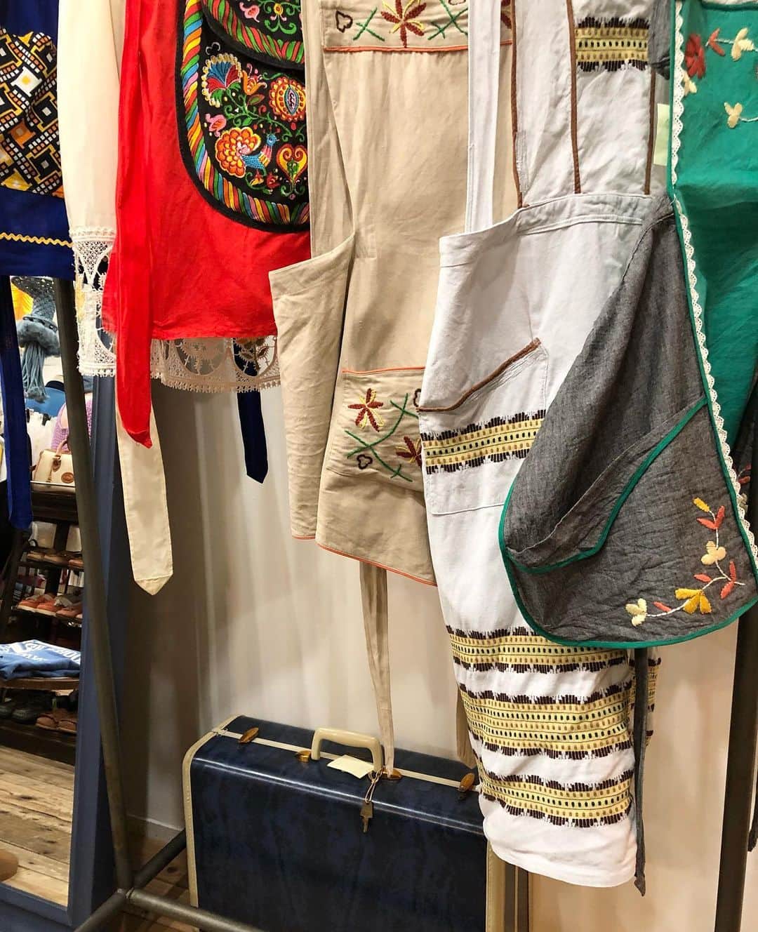 floorさんのインスタグラム写真 - (floorInstagram)「・ ・ apron入荷です☝︎✨ プラスするだけでスタイリングの アクセントになってくれます いろんな付け方楽しめます❤️ お試しくださいね〜 昨日の私も私物のエプロン♪  #大阪古着屋#南船場古着屋#フロア#南船場floor#vintageclothing  #vintageshop #vintage」4月22日 14時06分 - floor_vintage_clothing