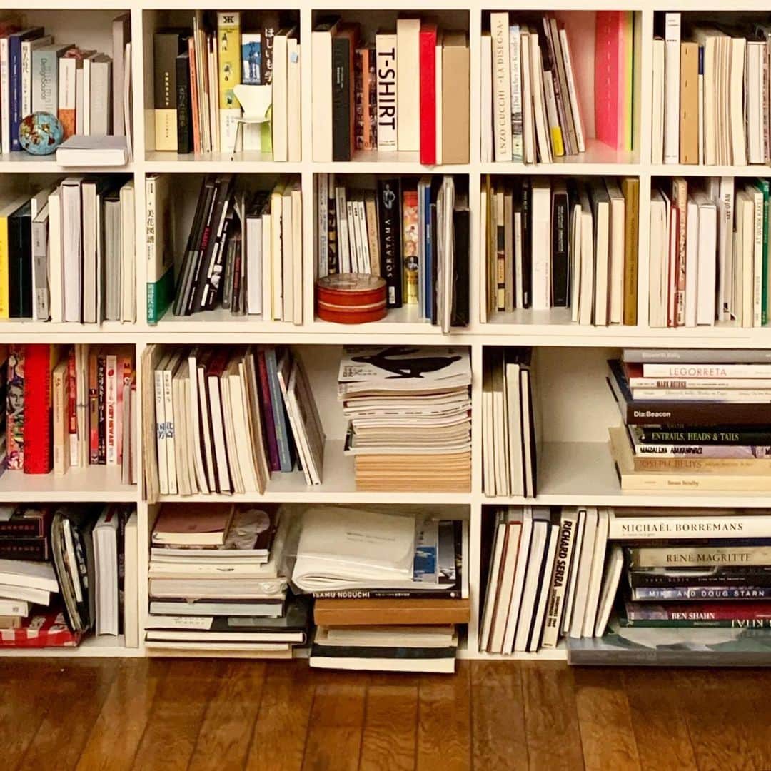 大橋歩のインスタグラム：「『移す-1』 世田谷の家の半地下の本棚にアート、インテリア、デザイン、ファッションなどの本や雑誌を置いている。これでもかなり整理した。来週は京都の部屋の本や雑誌がくる。多くはないけど置けない。厚さ3センチ弱のハードカバーの本をさっき友人に送った。1冊減らしてもー😖。どうしよう😞。」