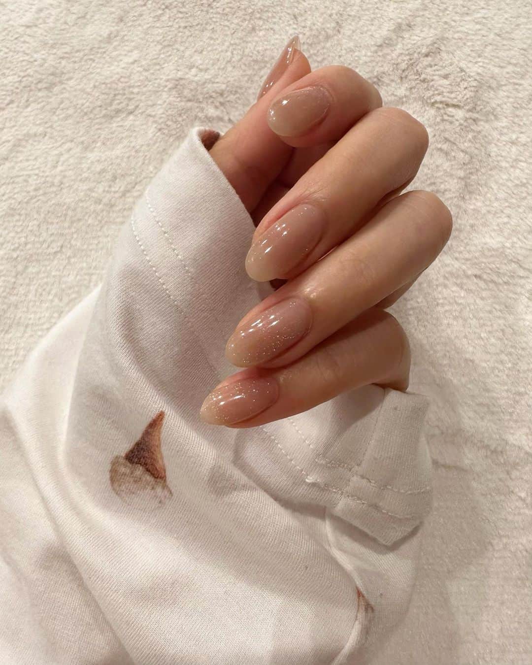 宮所舞のインスタグラム：「New🍦🤍  ピンク？グレー？みたいなベージュに クリア混ぜて控えめマグネットで ちゅるちゅるキラキラネイル♡♡ シンプルだけどこだわりたっぷり😚🫶🏻  この色手が綺麗に見える気がして リピートしたいくらいお気に入り♡#dkr_nail」