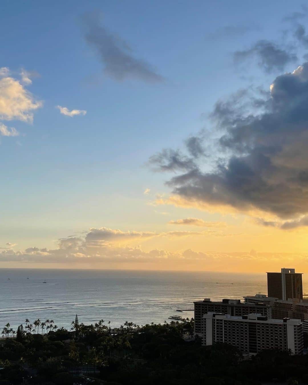 伊東美咲さんのインスタグラム写真 - (伊東美咲Instagram)「今日はコオウラ山脈からダイヤモンドヘッドにかかる大きな虹が見られました。皆様にもハワイからお裾分けです  #Hawaii #虹 #ハワイの虹 #自然と共存 #ハワイ」4月22日 14時13分 - misaki_ito_official