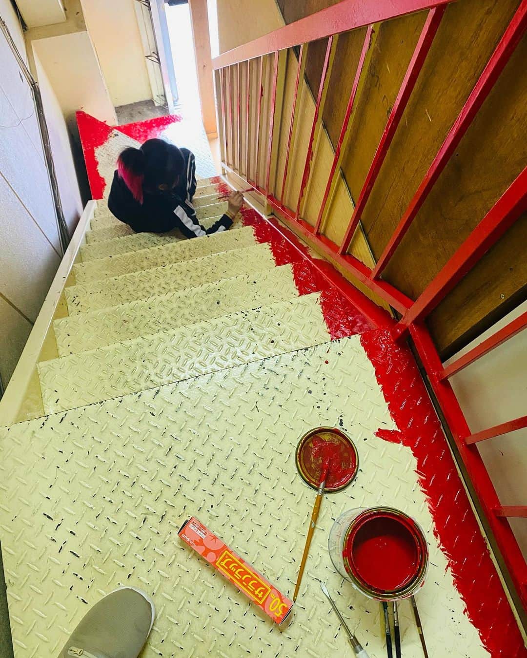 筒井はじめのインスタグラム：「アトリエに続く階段を全赤にする。赤い階段を通って心を赤く染めてアトリエに入れ❤️  ま、結局、全世界は全気持😘  #気持ちいい  ＃心 #あか」