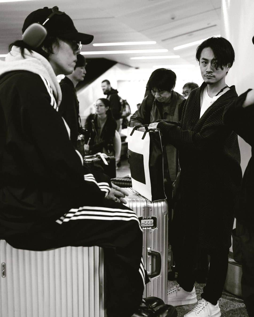 野田洋次郎さんのインスタグラム写真 - (野田洋次郎Instagram)「Traveling on a suitcase.  Where do you want to travel?  #radwimpsnorthamericantour2023  #rad_natour2023   📷 @takeshiyao  📷 ナベさん」4月22日 14時16分 - yoji_noda