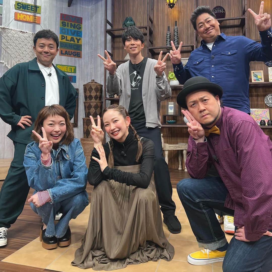 中上真亜子のインスタグラム：「このメンバーでお届けする新番組🫶  毎週土曜日18:55からオンエアのTVQ「たくなる」が 今日から始まるよー🗣🗣🗣🗣🗣  グルメや旅、様々なジャンルの◯◯したくなるものを ご紹介して行く番組です🫶  初回の今日は2時間SP🧠  わたしは光ママとすずちゃんと博多駅グルメを堪能しまくって来たよ🍕🍷ロケ終わってからも飲み続けてて デキャンタも口からワインが出て来て最高だった🐓  他にも盛りだくさんなので 是非とも観てくれたら嬉しいです☺️ #最後の1枚の通り #ロケ終わってからもちゃんと呑みに行きましたありがとうございます #呑みたくなる」