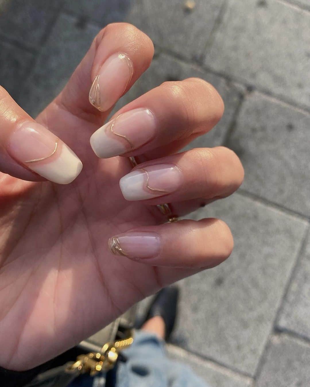 Nagiのインスタグラム：「久々にネイルの写真  いつも撮り忘れて撮ろうと思ったら伸びてきてる🙃  今回はすぐ撮った！  @yu_s.nail いつも可愛いくしてくれてありがとう🥰  #nail#nails#naildesign#ネイル#ネイルデザイン#フレンチネイル#うねうねフレンチ」