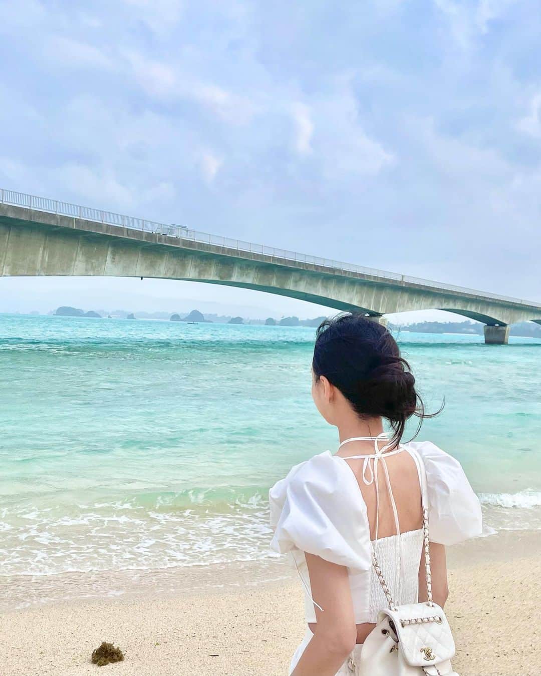ᴅᴏᴜʙʟᴇsᴏᴜᴘのインスタグラム：「어쩜이래 #오키나와 #코우리대교  물이 에메랄드 색깔이야…🤍🌊  水色めっちゃ綺麗だった💧 また行きたいの沖縄旅行✨ #沖縄旅行 #沖縄 #古宇利島」