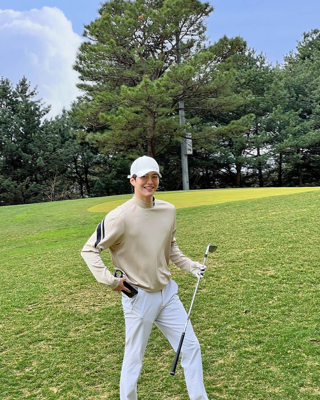 シン・スハンさんのインスタグラム写真 - (シン・スハンInstagram)「#광고 봄은 역시 라운딩의 계절⛳  아주 좋은 기회로 저의 첫 골프웨어로 와이드앵글을 차려입고 주말에 필드 다녀왔어요👏🏻👏🏻 정말 입어보니 옷이 너무 예뻐요!   부드러운 착용감에 편안함까지😍😍 이래서 와이드앵글~ 와이드앵글~ 하나봐요!    머리부터 발끝까지 와이드앵글로 채워지니 이번 라운딩은 성공적!!👻   #WIDEANGLE #와이드앵글 #골프룩 #라운딩룩 #남성골프웨어 #골프웨어추천 #골프패션 #남성골프화 #골프화 #골프화추천 #봄라운딩 #필드룩 #와이드_인생샷」4月22日 14時34分 - shinsoo0825