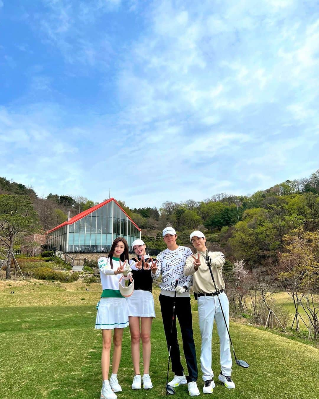 シン・スハンさんのインスタグラム写真 - (シン・スハンInstagram)「#광고 봄은 역시 라운딩의 계절⛳  아주 좋은 기회로 저의 첫 골프웨어로 와이드앵글을 차려입고 주말에 필드 다녀왔어요👏🏻👏🏻 정말 입어보니 옷이 너무 예뻐요!   부드러운 착용감에 편안함까지😍😍 이래서 와이드앵글~ 와이드앵글~ 하나봐요!    머리부터 발끝까지 와이드앵글로 채워지니 이번 라운딩은 성공적!!👻   #WIDEANGLE #와이드앵글 #골프룩 #라운딩룩 #남성골프웨어 #골프웨어추천 #골프패션 #남성골프화 #골프화 #골프화추천 #봄라운딩 #필드룩 #와이드_인생샷」4月22日 14時34分 - shinsoo0825