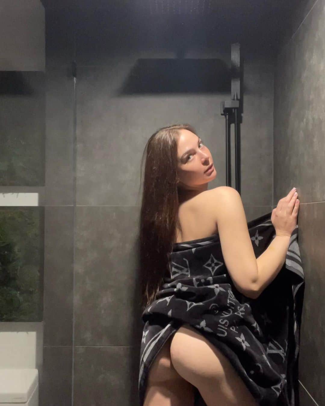 ブレア・ウィリアムズのインスタグラム：「SHOWER ME IN LV」