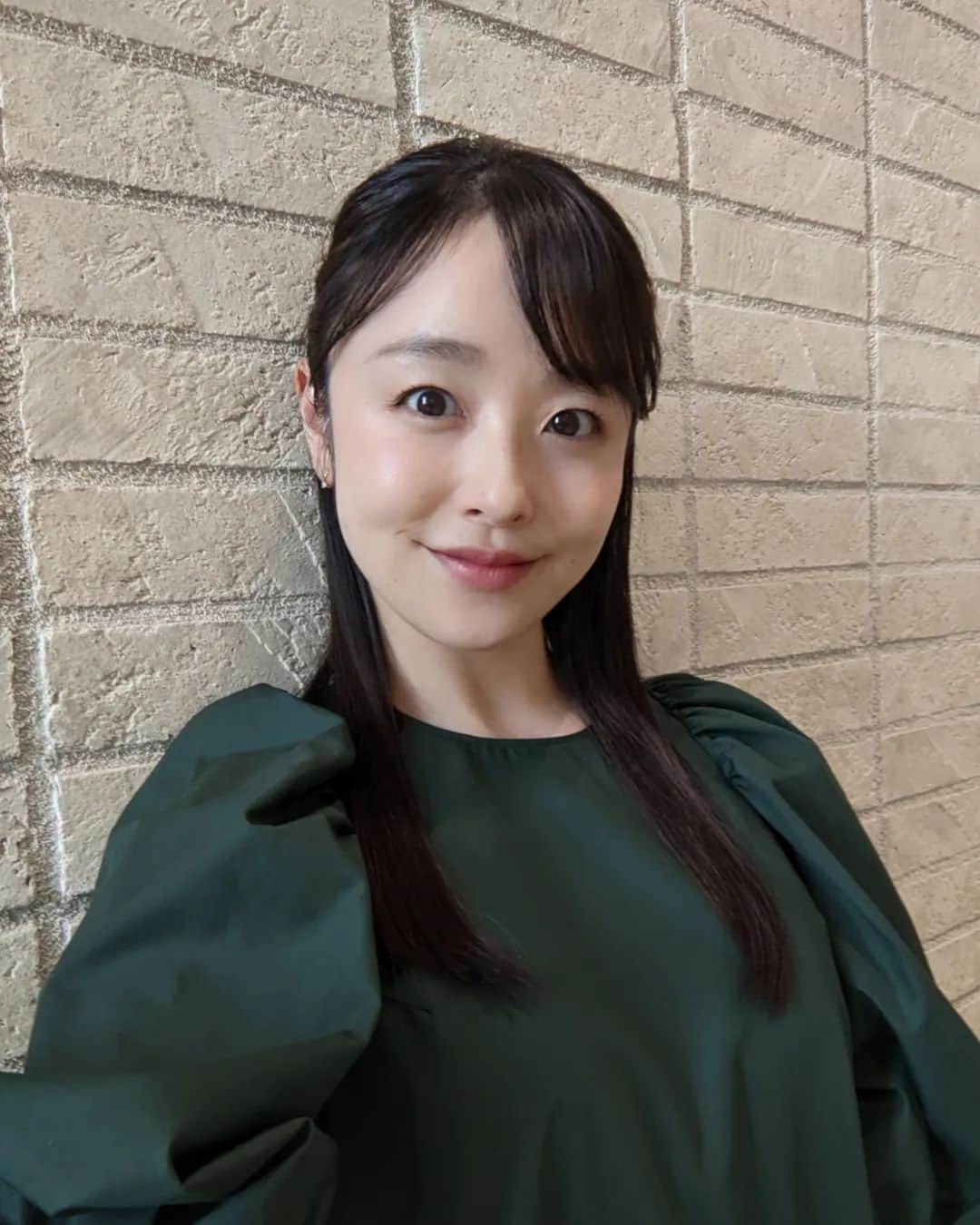 米澤かおりのインスタグラム：「. おはよんで着用した衣装です👗 上品な印象のワンピースが多めでした✨  気温差が大きいですね🥺 体調にお気をつけください🤲  来週のおはよんもよろしくお願いします🩰」
