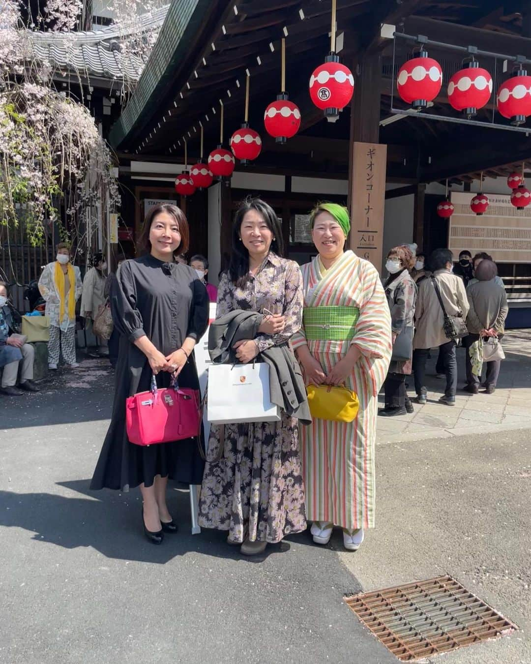 森夏子さんのインスタグラム写真 - (森夏子Instagram)「⋆ あるあるなお話😆  先日の都をどり🌸  母にカメラマンを頼んだ。  もちろん、 景色はこういう風にいれて スマホの持ち方はこうで シャッターはこのボタン🖕  3回ほど説明したけど…  仕上がりは…  動画だった🤣🤣🤣🤣  なぜ？  そして、後ろの建物が全く入っていなかった🙌  #母のシャッタータイミング  #都をどり #京都 #舞妓 #芸妓 #祇園甲部 #園　#花街 #祇園甲部歌舞練場 #置唄 #西本願寺 #東本願寺 #渉成園 #八坂神社 #お茶席 #お抹茶 #一保堂 #森半 #祇園辻利  #柳桜園 #miyakoodori #kyoto #kyotojapan  #kyoto_style  #discoverkyoto  #visitkyoto  #京都旅 #大人旅 #京都散策 #そうだ京都いこう」4月22日 14時29分 - natsusora72