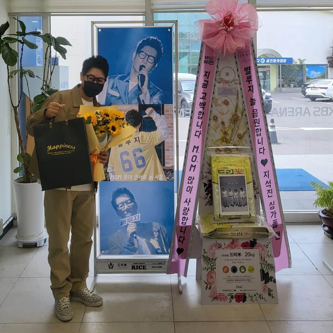 チ・ソクジンのインスタグラム：「팬여러분 감사합니다^^ 저희 mom콘서트에  보내주신 마음 감동입니다♡♡♡ #mom콘서트」