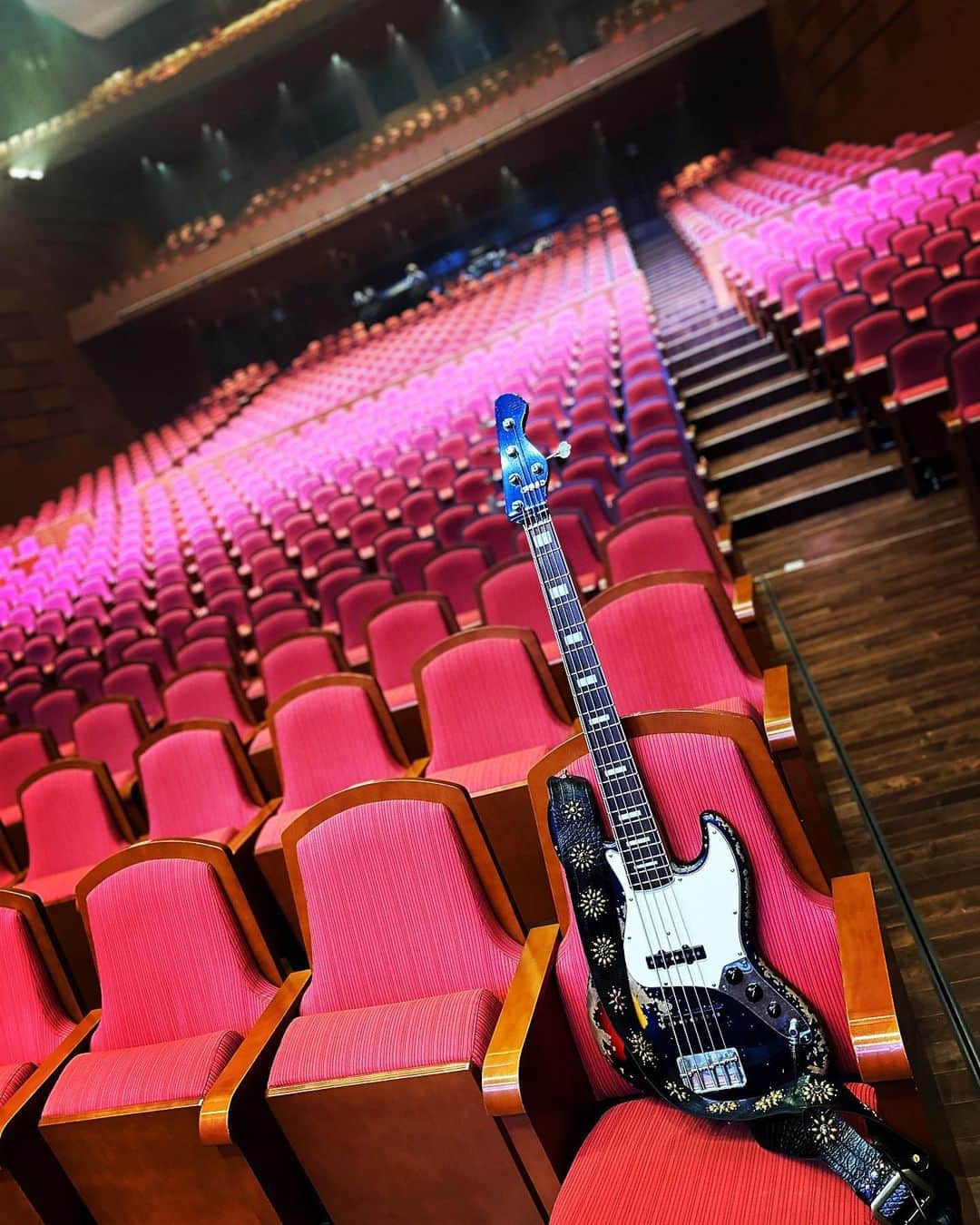Ju-kenのインスタグラム：「Sparkle tour season3 もあと2本で終焉  Special thanks to @blackcloudguitar  @elixir_strings  @gravitypicks  @modernpirates14  @oyaide_neo  @kurosawa_basscenter  @orangeampsjapan @justindavis_jewels」