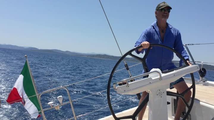 ピアース・ブロスナンのインスタグラム：「Sailing to Corsica…」
