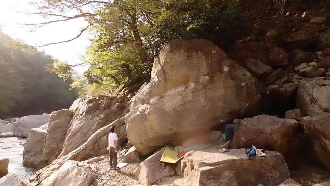 濱田健介のインスタグラム：「Baramon V10,Higashi no kawara.  It was first ascent by me 12 years ago, and I climbed again several days ago.  So nice traverse⭐️⭐️⭐️  こないだ、久しぶりに実家近くの岩へ。  12年前に初登した 波羅門 3段 を登ったけど、相変わらず良きラインだった。 途中からスタートするのが主流みたいですが、正しいスタートは動画のやつです、まあグレードは変わらんけど。。  最近はあまり岩に行けてなかったので、癒された。 とりあえずカメラに寄ってくる🐝がウザい。。  @rockmasterhq_caravan  @organicclimbing  @unparallelup  @nogradjustfeeling  @frictionlabs   #東の河原」