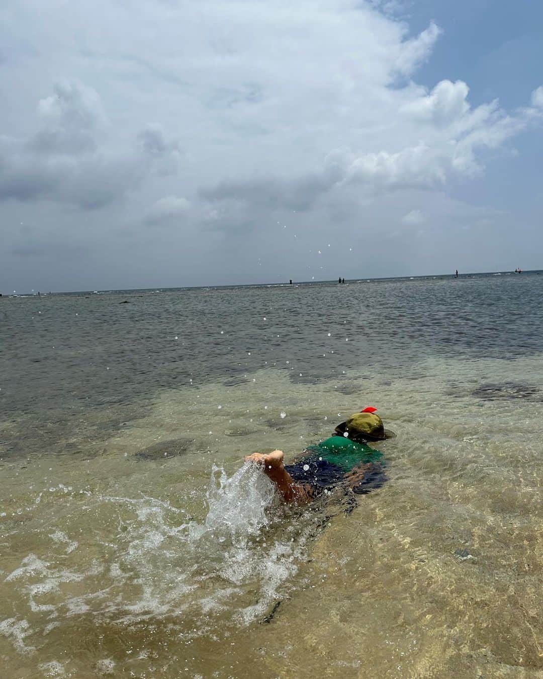 ungrid_pr_kyokoさんのインスタグラム写真 - (ungrid_pr_kyokoInstagram)「周りを見渡してもウエットスーツも着ずに海で泳いでいるのは息子しかいなかった😇♡  とってもしあわせだねー♡ ♡  #浜下り」4月22日 14時42分 - kyo_ko_____