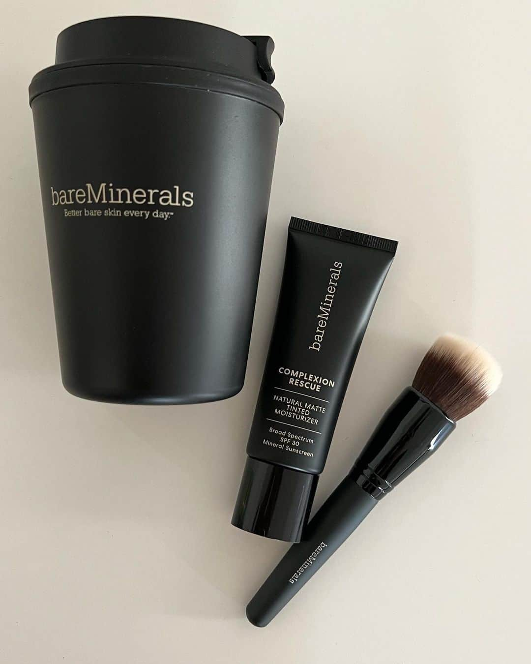 出浦寛子（HIROKO）のインスタグラム：「@bareminerals_jp のNewアイテムが まさに今欲しいものだった‪🫶🏻💞 ⁡ マットなのにうるおうファンデ！ #CRナチュラルマットモイスチャライザー  ⁡ スキンケア感覚で使えるファンデーションだから つけないよりも肌に良い🥹👏🏻 肌トラブルある時でも安心してメイクできるよ✨️ ⁡ さらっとしてるけどみずみずしくて 仕上がりはナチュラルマットなんて、 まさにこれからの季節にピッタリ🌞 ⁡ ⁡ ゆるんだ肌を引き締めてくれるスキンケアシリーズ #AGLフィトプロコラジェン10クリーム  #AGLフィトプロコラジエン10スリーピングマスク ⁡ コラーゲンと同様のアミノ酸成でさらに分子が小さくて 浸透しやすいフィトプロコラジェン、 ヒアルロン酸ナトリウムの約400倍(！)の保温力を持つフィトモイストなど植物由来の成分がたっぷり配合されてるの🌱 ⁡ このクリームはメイク前に使うのもすごいオススメ👍🏻  スペシャルケアのスリーピングマスクは塗って寝るだけ🌙 朝にはうるおってもっちり！ ピン！ってハリ肌を実感できるよ😳 首までぬーりぬり✨️ ⁡ ⁡ ファンデもスキンケアも 低刺激性で肌にも地球にも優しい🌎︎‪🫶🏻‎🤍  #クリーンビューティー #ベアミネラル #bareminerals #ベアプロ #bareyourbestskin #スムージングフェイスブラシ #フィトプロコラジェン #コラーゲン #ビーガンコラーゲン」