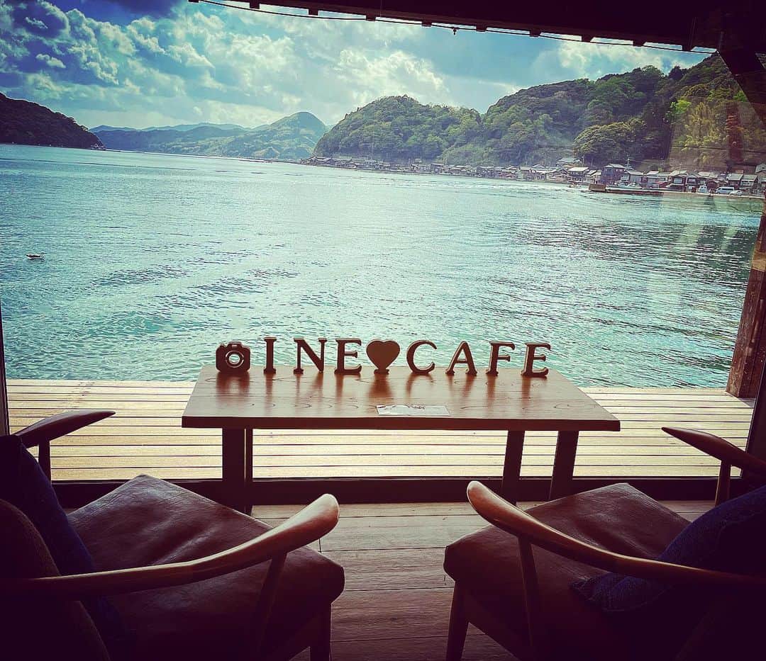 大山恵理乃のインスタグラム：「⁡ ⁡ 伊根の舟屋 ⁡ オシャンcafe ⁡ 伊根湾眺めて珈琲タイム。 ⁡ 関西、こんなええ所あります。 ⁡ ⁡ #inecafe  ⁡ ⁡ ⁡ ⁡ ⁡ ⁡」