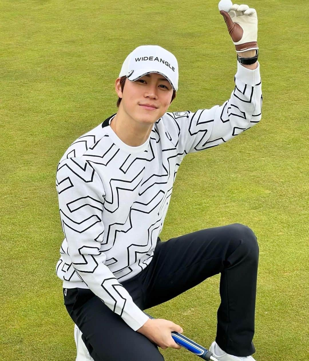 シン・ジフンのインスタグラム：「와이드앵글과 즐거운 라운딩⛳️  여러분도 와이드앵글과 함께 라운딩 즐겨보세용👋🏻   #광고 #WIDEANGLE #와이드앵글 #골프룩 #라운딩룩 #남성골프웨어 #골프웨어추천 #골프패션 #남성골프화 #골프화 #골프화추천 #봄라운딩 #필드룩 #와이드_인생샷」