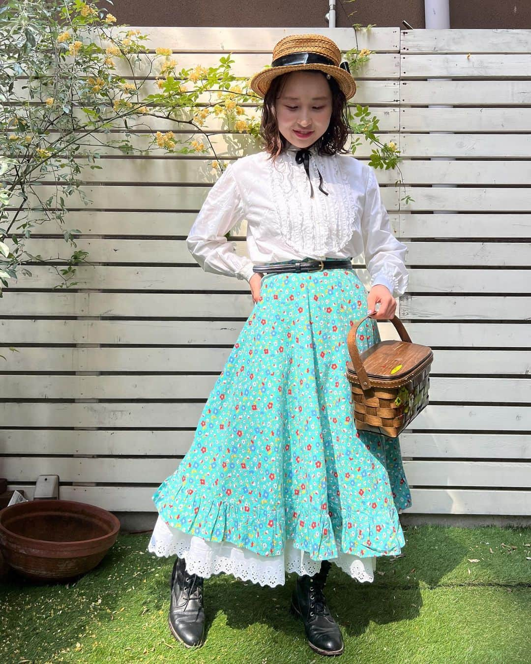 NUTTY Vintage&Collectibleのインスタグラム：「📣weekend special📣  ▫︎50s straw hat : new! ▫︎20-30s cotton lace blouse : new! ▫︎40s flower print skirt : new! ▫︎early century cotton petticoat ▫︎70s "caronan” basket ▫︎"Justin" vintage leather boots  小さな貝ボタンのアンティークなブラウスをメインに素朴な花柄のスカートとコットンペチコートを重ねて、足元にはアメリカの老舗ブーツメーカーJustinのレースアップブーツ、バックはcaronanの木製バスケット、そしてハットは老舗百貨店marshall field & companyのハットを合わせたアーリーセンチュリーな気分のカントリースタイル🐎  素朴でベーシックな素材感が街にも森にもテーマパークにも馴染むお出かけが楽しみになるコーディネート。  styling：mi  ┈┈┈┈┈┈┈┈┈┈┈┈┈┈┈┈┈ 【NUTTY通販について】 ⚫︎SNS掲載商品は通販可能です。お気軽にDMにてお問い合わせ下さい。 ⚫︎＜ONLINE STORE＞http://nutty.theshop.jp/ （プロフィールページURLよりアクセス出来ます） ┈┈┈┈┈┈┈┈┈┈┈┈┈┈┈┈┈  #nuttyvintage#vintage #vintagefashion#南堀江#古着#1940s#1950s#1960s#1970s #1980s #80s #vintagejustinboots #justinboots #caronan #caronanbag #vintagehat #headdress #ootd #vintageootd」