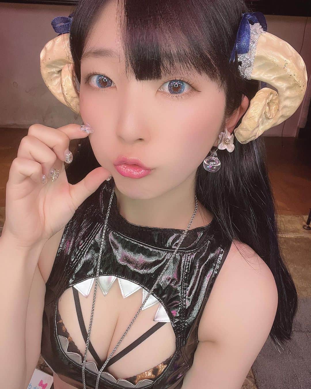 服部彩香のインスタグラム：「( ˙³˙ ) . @succubus_angel_abyss  #succubusandangel  #サキュバス #サキュバスシーシャ #コンカフェ #シーシャバー」