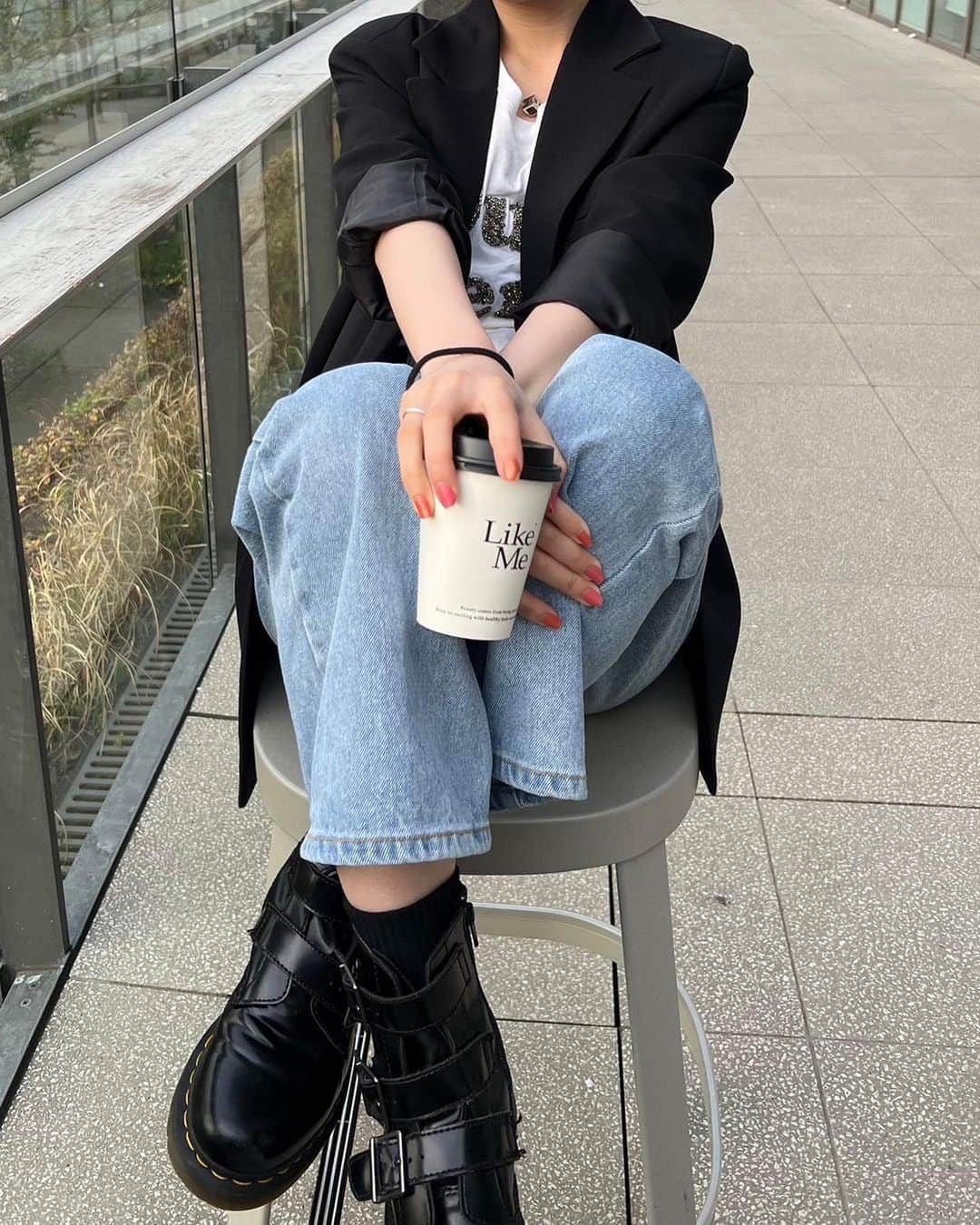 雨宮凜々子のインスタグラム：「いい天気☀️ ドーナツリベンジしますっ🥺  🧥#rilyco  👚#zara  👖#rilyco  👠#drmartens  👜#prada  . . . #ootd #fashionstyle #fashion #springfashion #春コーデ #春ファッション #デニムコーデ #カジュアルコーデ #ジャケットコーデ #プチプラコーデ #きれいめカジュアル #오오티디 #봄코디 #셀카 #03」