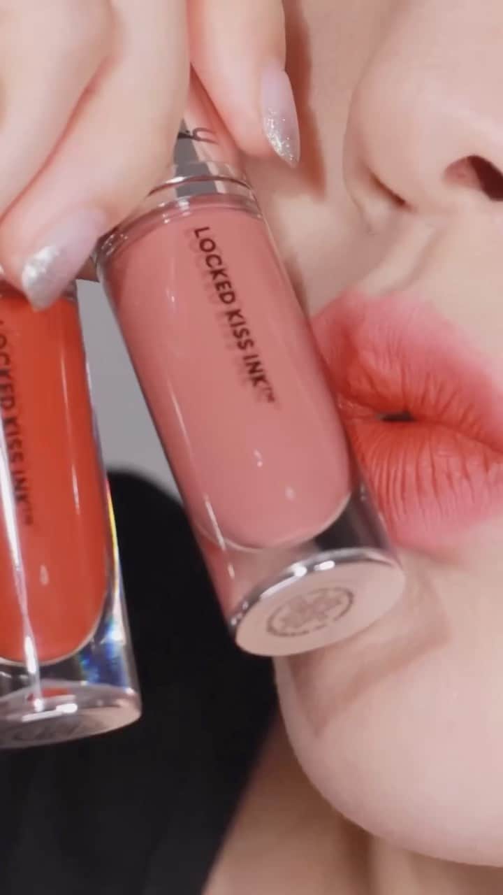M·A·C Cosmetics BRのインスタグラム：「Os melhores truques para usar e abusar do meu novo #MACLockedKissInk a musa @b_bangg_ te ensina 😱😍 São 24h de durabilidade pra você exibir todo o seu poder combinado com cores matte, ultrapigmentadas e completamente à prova de transferência.   Ela usou:  💋 Bodacious 💋 Extra Chili  Toque na tela e conheça o poder do Locked Kiss.」