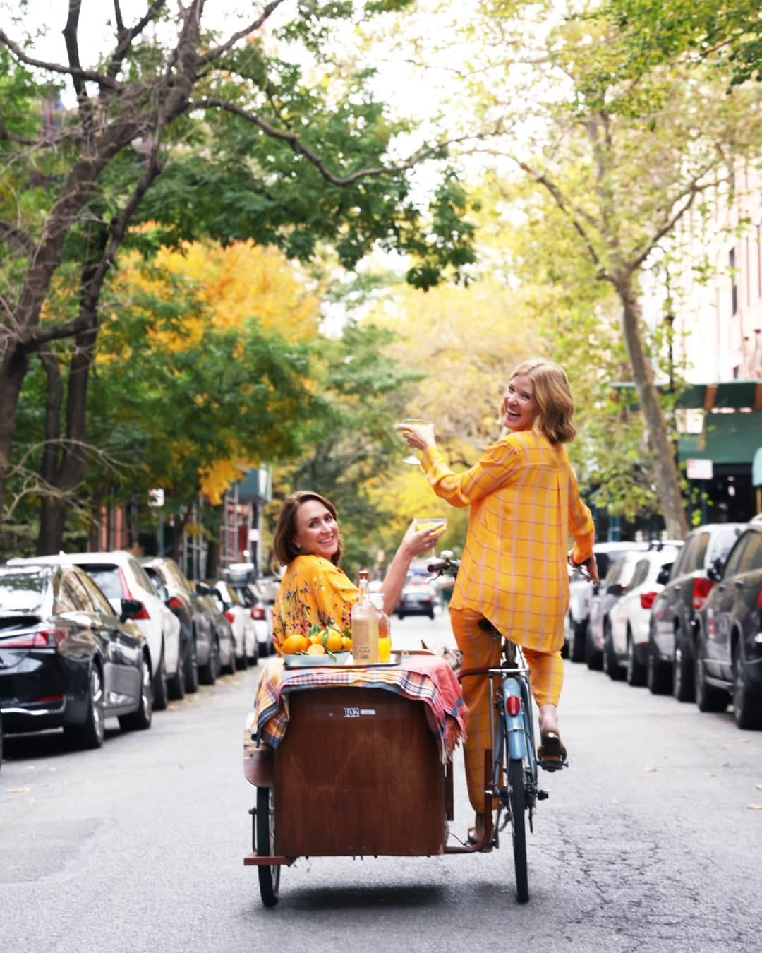 レラローズのインスタグラム：「Nothing says chic like a Sidebar on a Sidecar 🍊 Cheers to the weekend!」