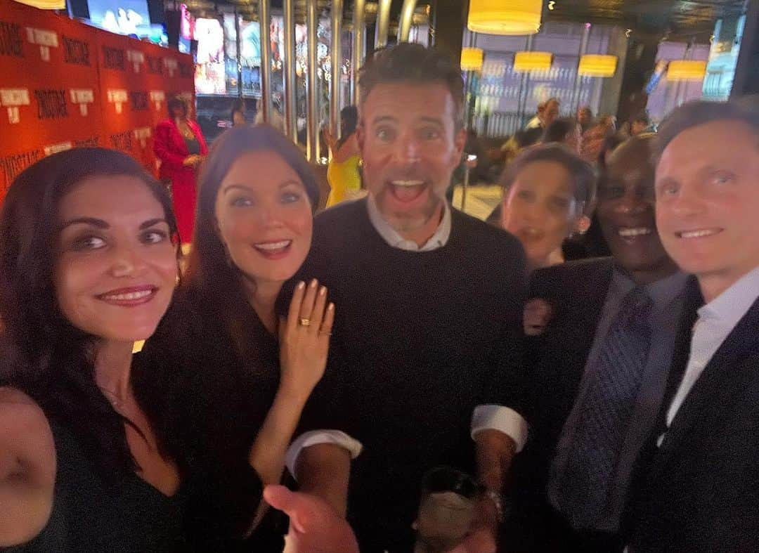 ベラミー・ヤングさんのインスタグラム写真 - (ベラミー・ヤングInstagram)「What a NIGHT! Got to celebrate my dear friends @scottkfoley & #KatieFinneran (& new friends @darcycarden & @sullivangrams ) on their #OpeningNight of #TheThanksgivingPlay at @2stnyc last night! Each of them is absolutely hilarious- & @larissafasthorse 's play holds up quite a mirror! (HBD AND #Bway premiere, Larissa!) If you're in #NYC, pull up a chair at the table & DIG IN! #Broadway #HelenHayesTheater #SecondStage #ScandalFam 🦃 🍽️🤦🏻‍♀️😄🎭🔥🥂❤️🎉」4月22日 6時02分 - bellamyyoung