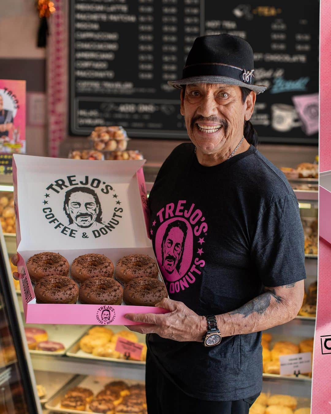 ダニー・トレホさんのインスタグラム写真 - (ダニー・トレホInstagram)「Make your Abuelita proud! 👵🏽Come pick a half or full dozen of our Abuelita donuts made with our dark chocolate glaze and crumble!   Order online directly through our website or stop by the shop!  Open daily 7AM-4PM  📍6785 Santa Monica Blvd, Los Angeles  #trejostacos #trejosdonuts #trejoscantina #trejoscerveza #trejosdonutsandcoffee #coffeeshop #losangeles #donuts #dannytrejo #breakfast #bakers #donutsandcoffee」4月22日 6時03分 - officialdannytrejo